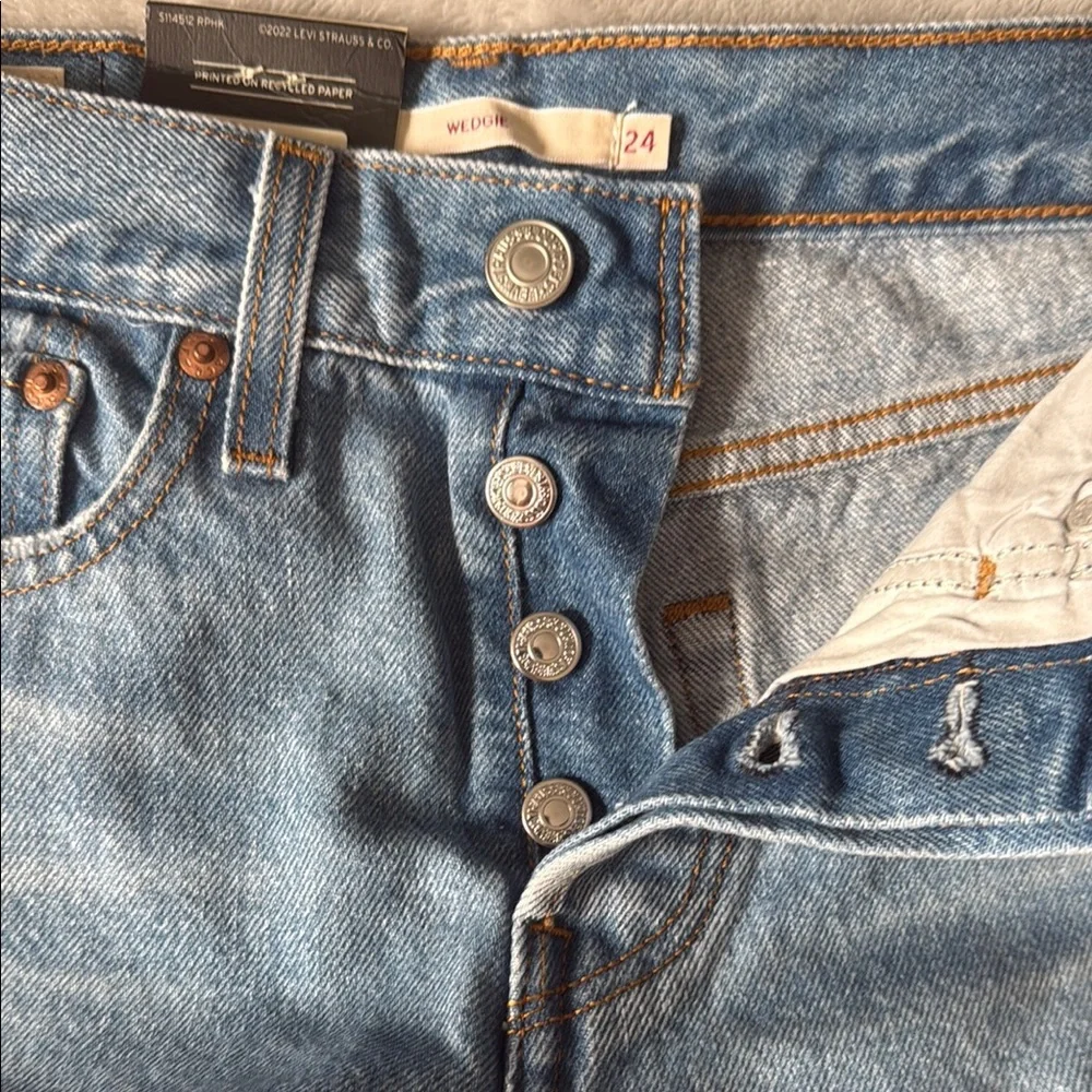 Levi's Women's High Rise Light Blue Jeans - Picture 4 of 4